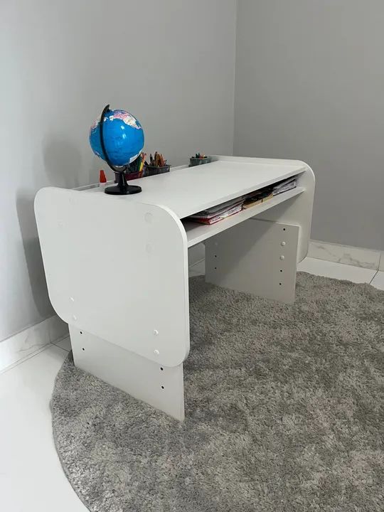 Mesa Infantil Branca com Prateleiras - Ótima para Estudar! - Foto 2