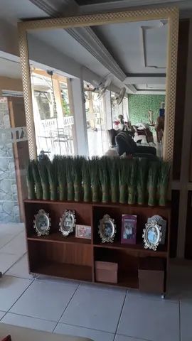 aparador com prateleira e grande espelho com moldura de luxo