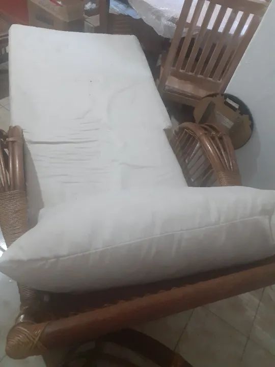 Espreguiçadeira, divã ou chaise em rattan e madeira, estofados de tecido nobuck - Foto 4