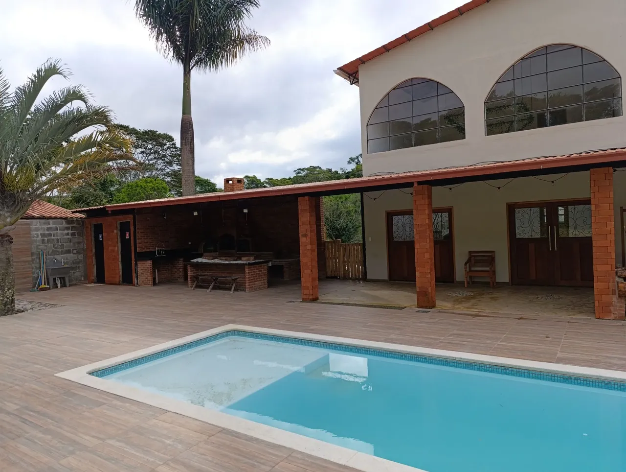 Sítio com piscina e área gourmet 15 m do centro