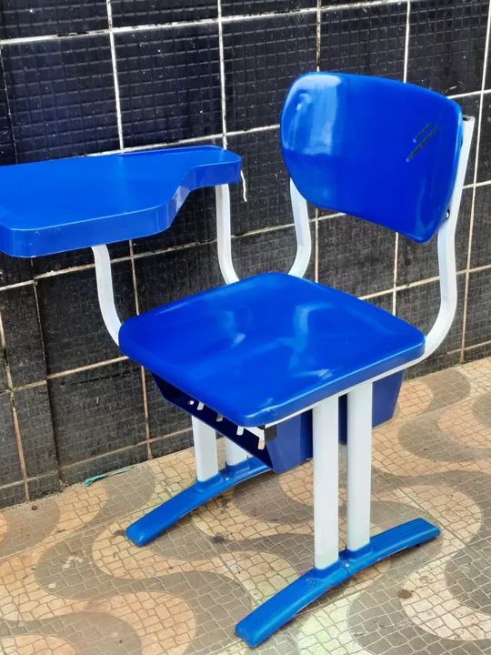 Cadeira escolar azul universitária e frontal 