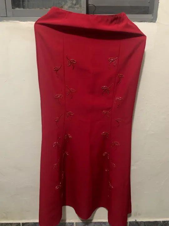 Blusa de Renda e saia estilo sereia Bordadas  com Pedrarias Vermelhas - Foto 5