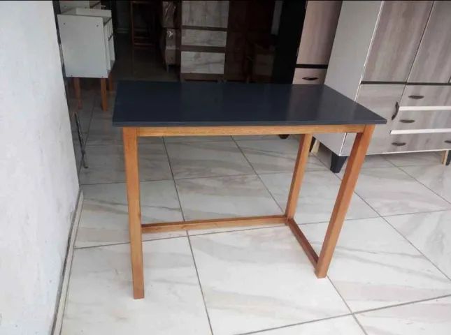 Mesa para notebook com tampo no MDF na cor grafite e com pés na madeira maciça - Foto 4