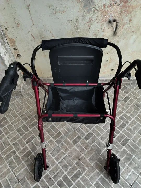 Andador 4 rodas semi-novo  - Foto 4