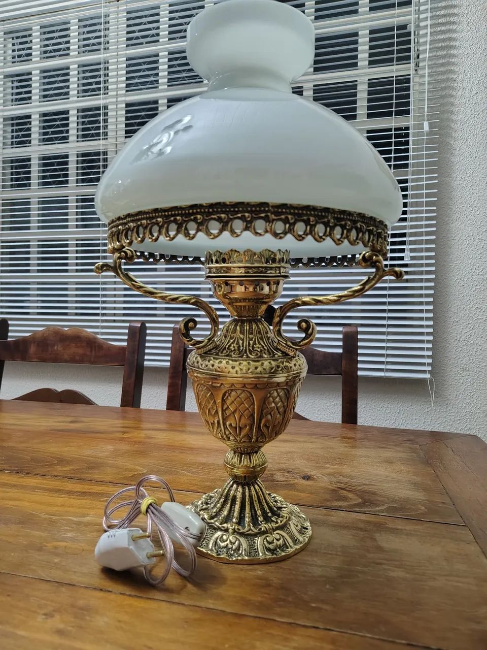 Abajur antigo em bronze maciço com cúpula de opalina branca - Foto 3