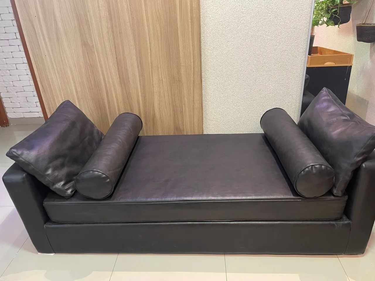 Chaise Longue/ Recamie em Couro 