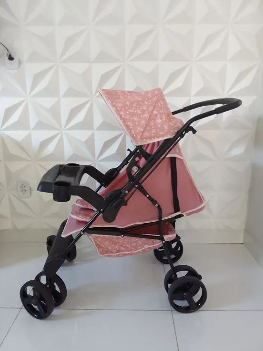 Carrinho de Bebê Rosa com Detalhes em Branco - Foto 2
