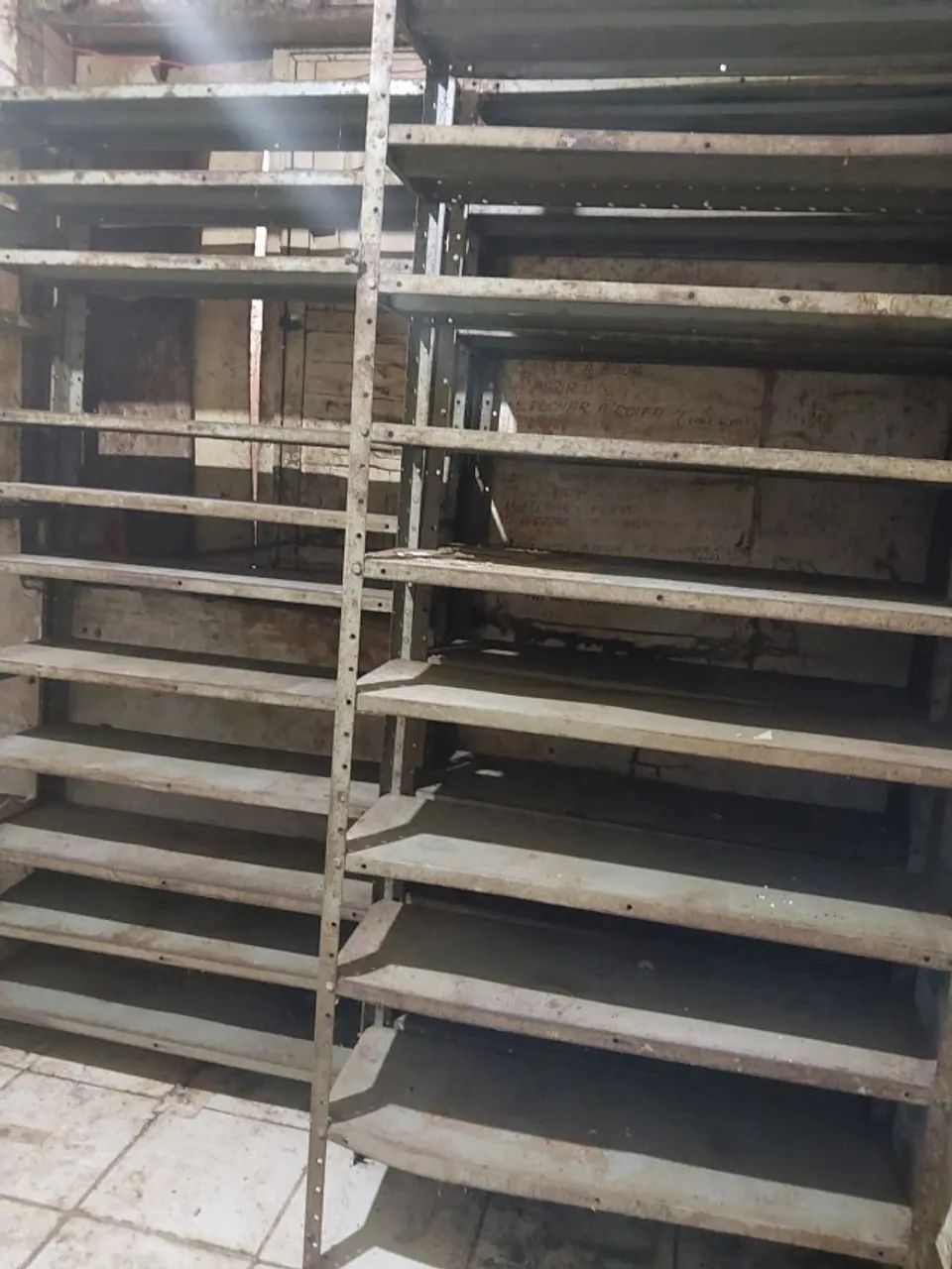 Prateleiras de ferro reforçadas