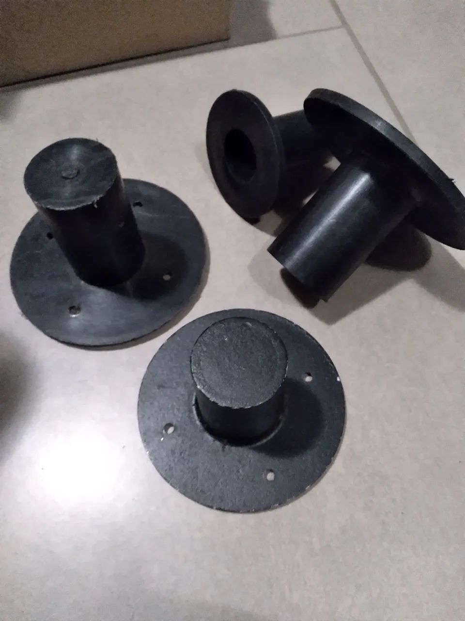 Canecas para caixa de som. São 2 de plástico  1 de alumínio e 1 de ajuste interna. 