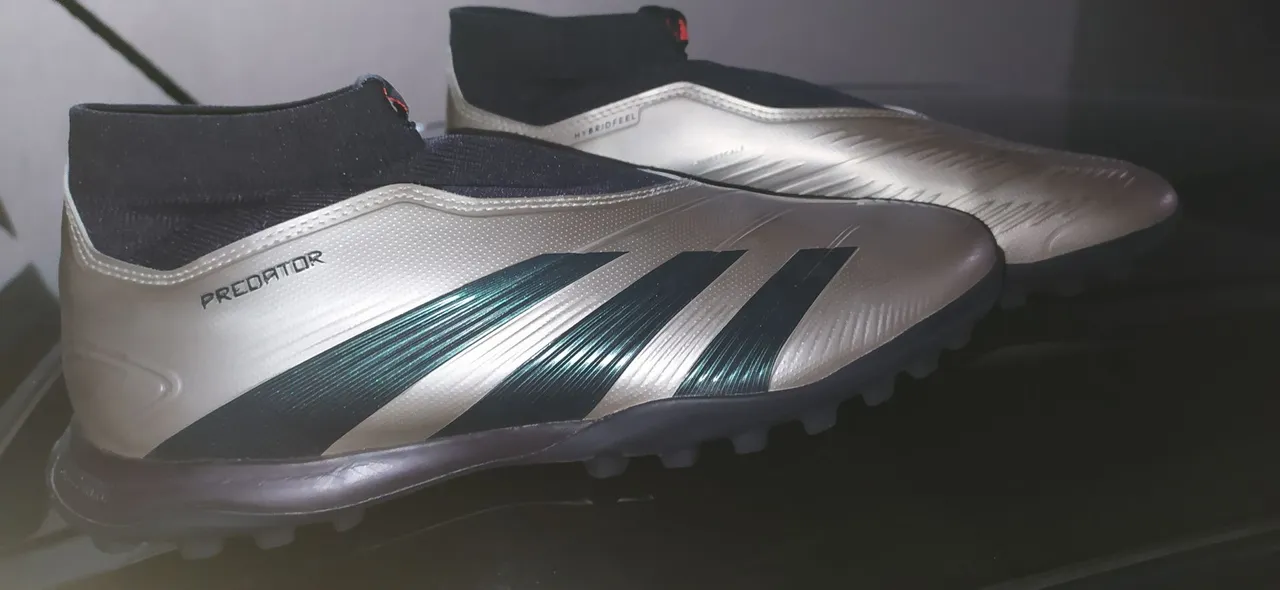 Chuteira society Adidas