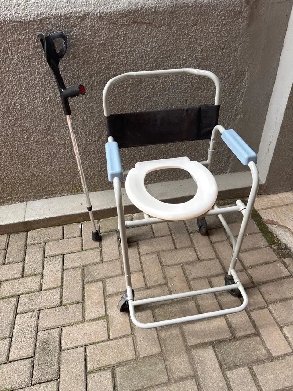 Muleta e cadeira para banho