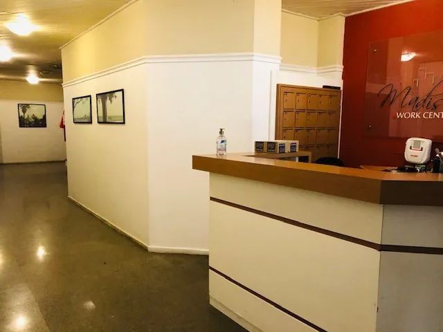 Ótima  sala comercial,1 mês de carência, só entrar - perto do shopping Moinhos de Vento - Foto 2