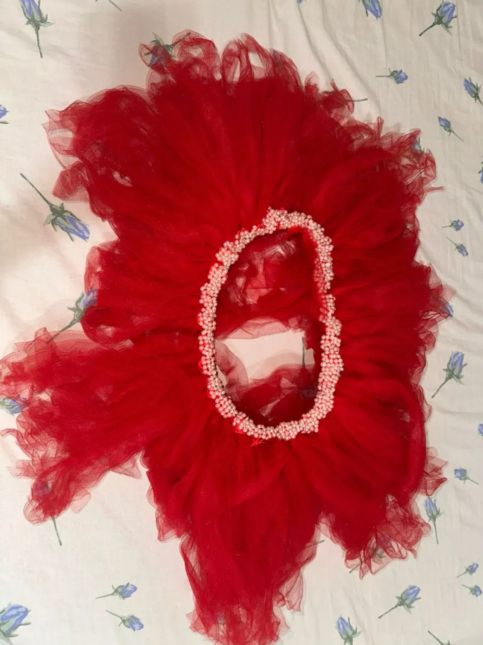 Saia de tule vermelha com detalhes em pérolas