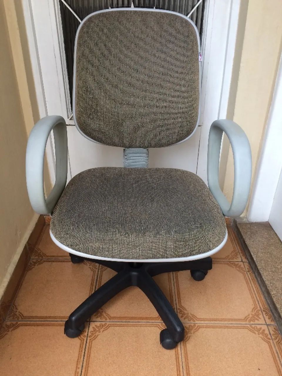 Cadeira de Escritório com Rodinhas