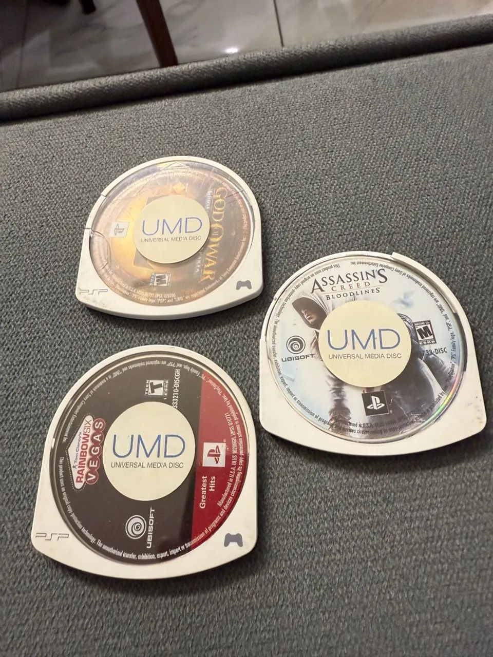 3 jogos PSP UMD - God of War, Assassin's Creed Bloodlines, Rainbow Six Vegas - Foto 3