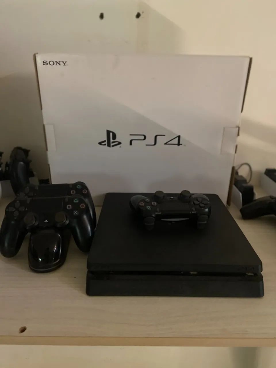 Playstation 4 slim 1TB + 2 controles + Base + controle sucata e caixa original.