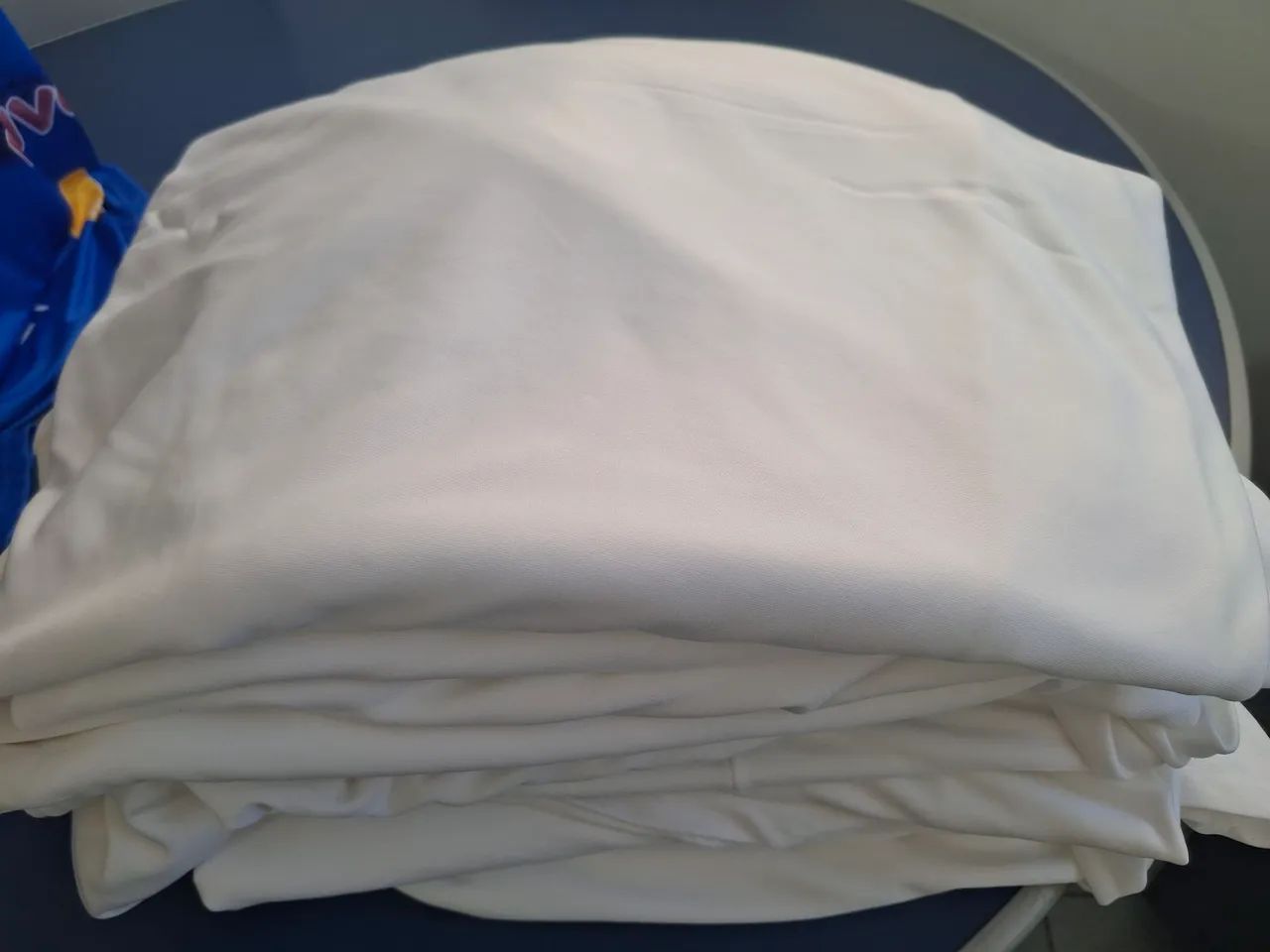 TOALHAS BRANCAS E COBRE MANCHAS AZUL