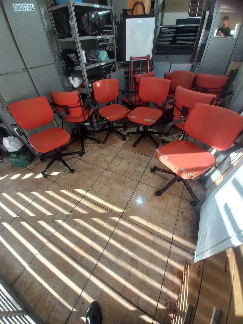 Lote de 70 cadeiras giroflex só 2800 - Foto 2