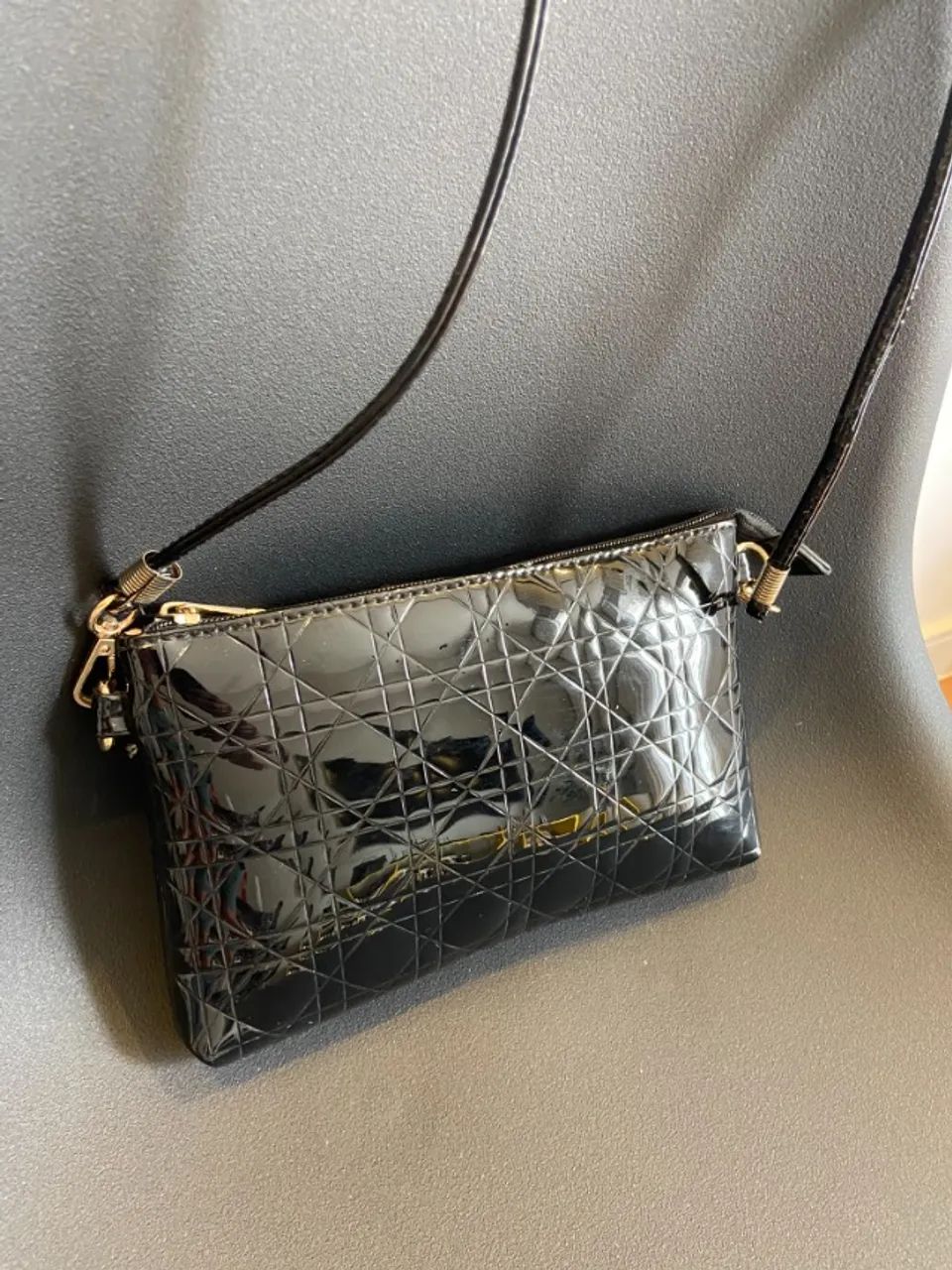 Bolsa tiracolo preta, acabamento envernizado (usada) - Foto 5