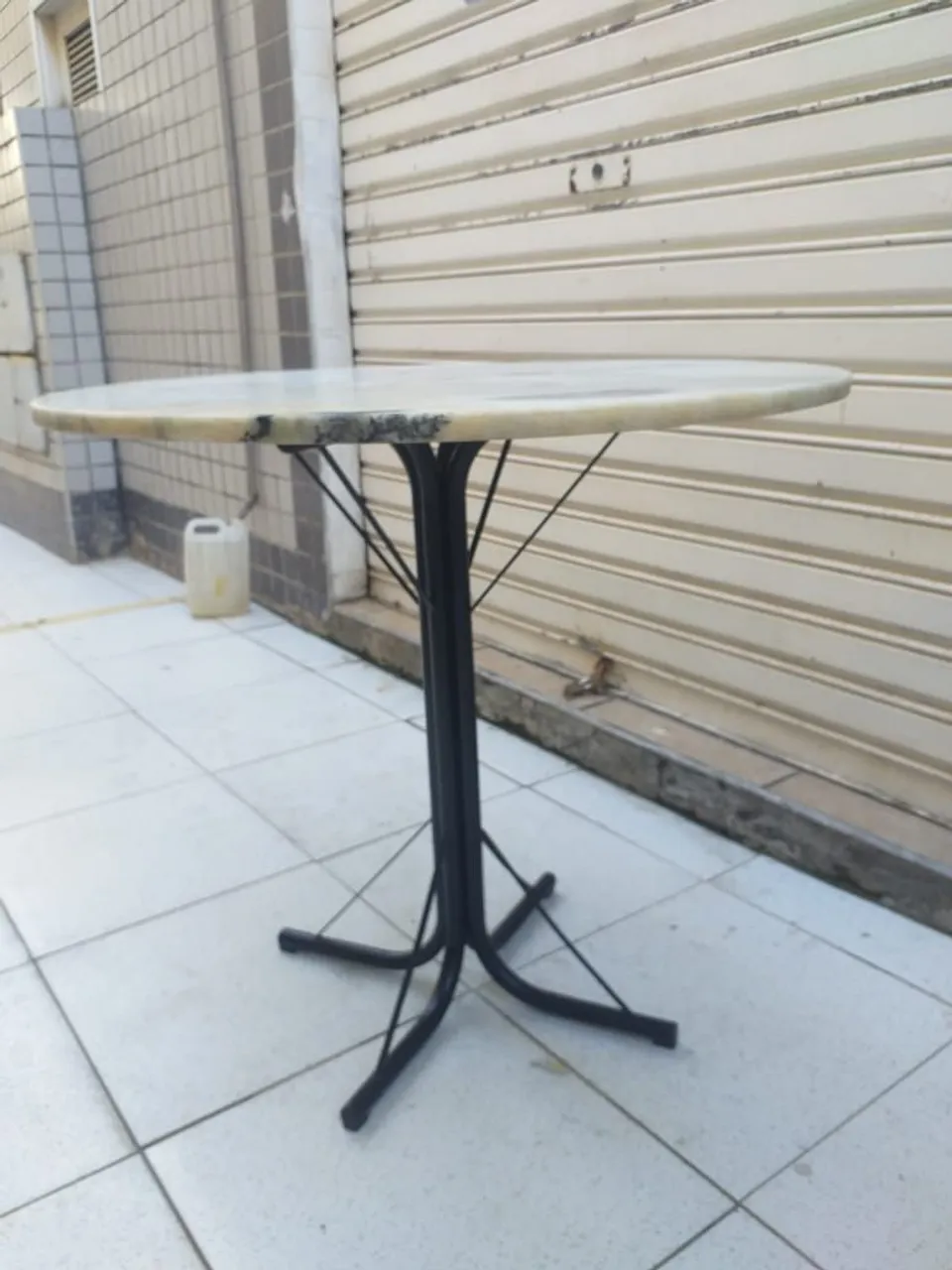 Mesa redonda com base em metal