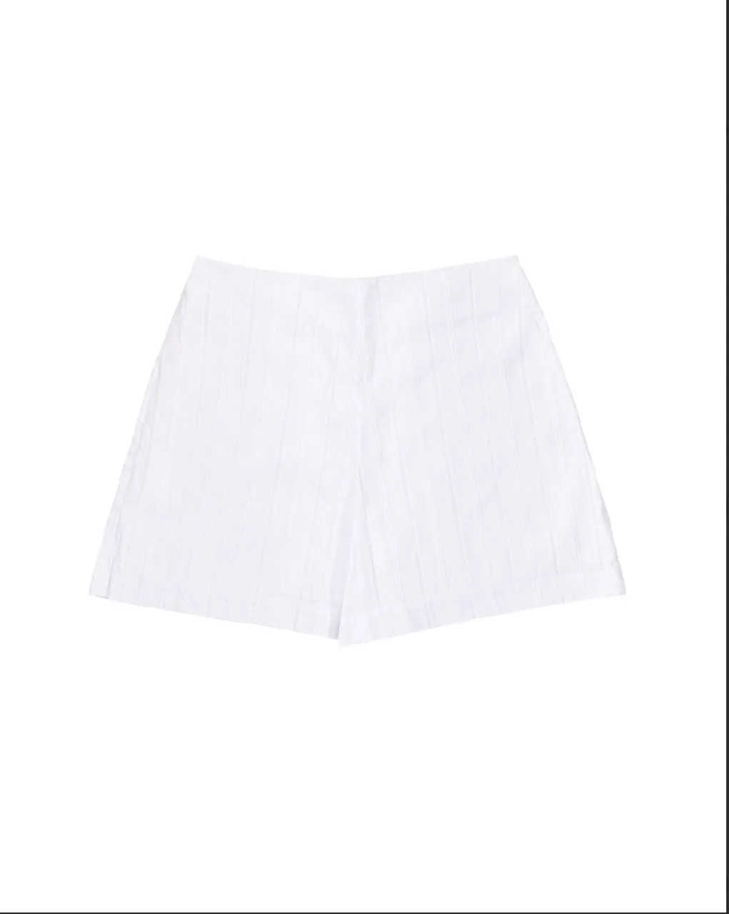 Shorts Branco com Detalhes Canelados