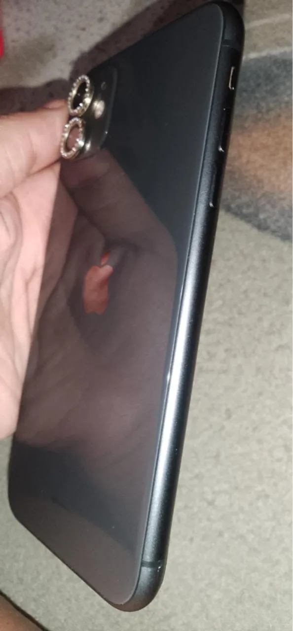 Vendo iPhone 11 64 gigas somente interessado por favor 