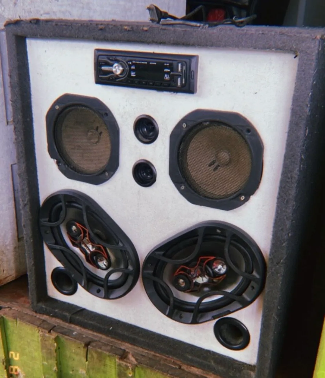 Caixa de som customizada com rádio e múltiplos alto-falantes