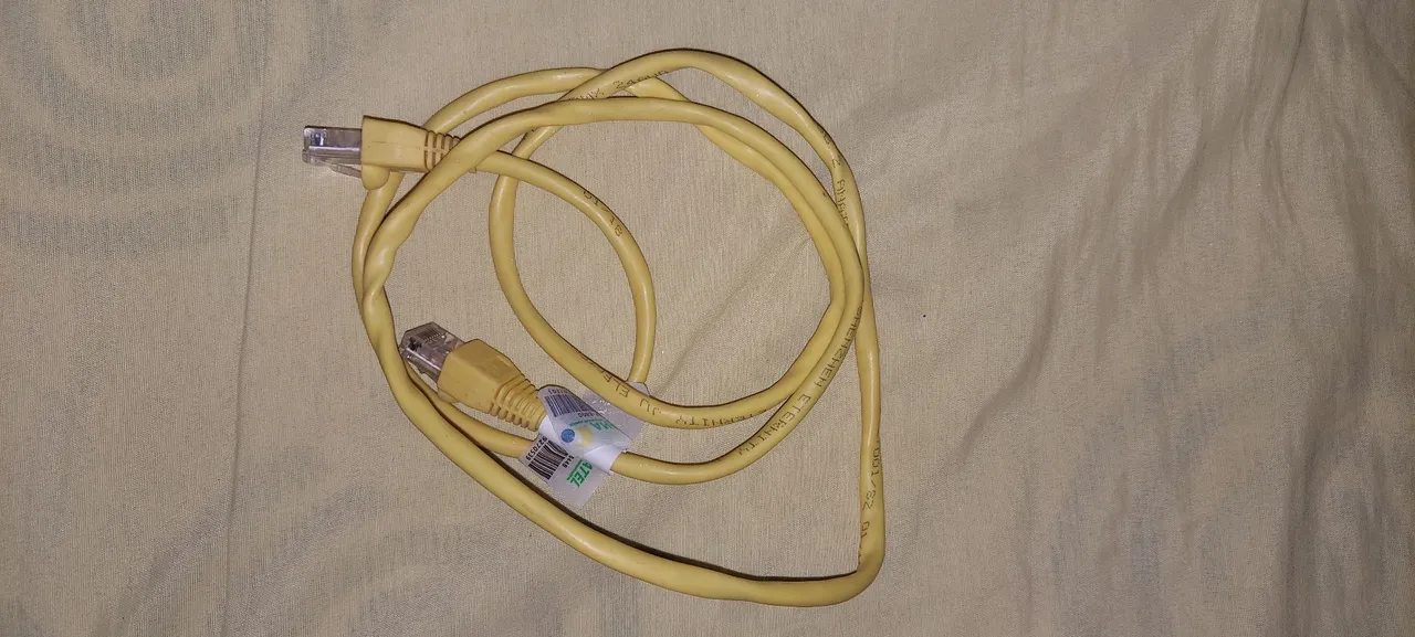 Cabo de rede RJ-45 amarelo