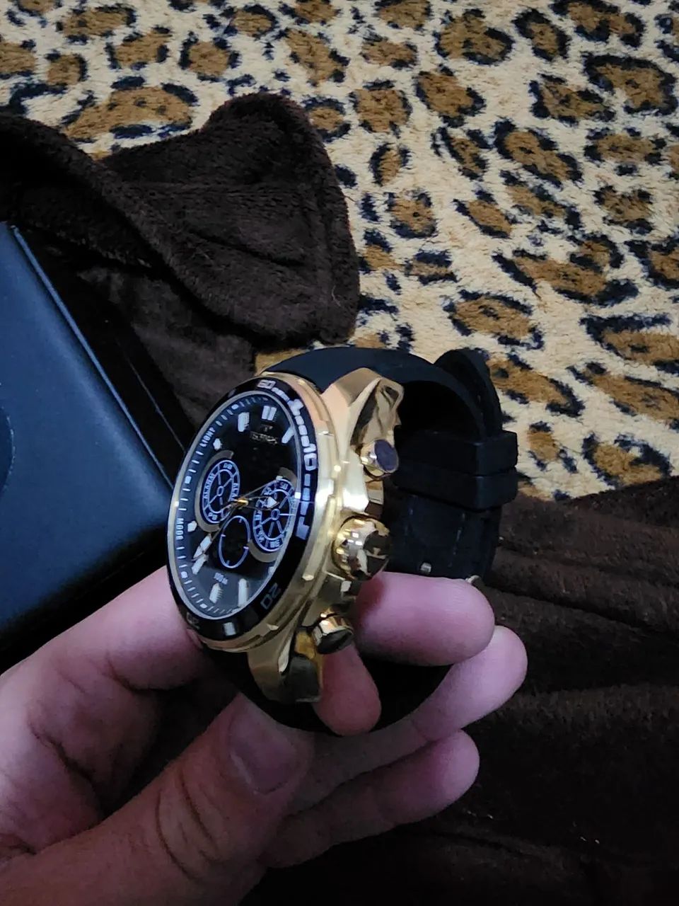 Relógio de pulso masculino dourado