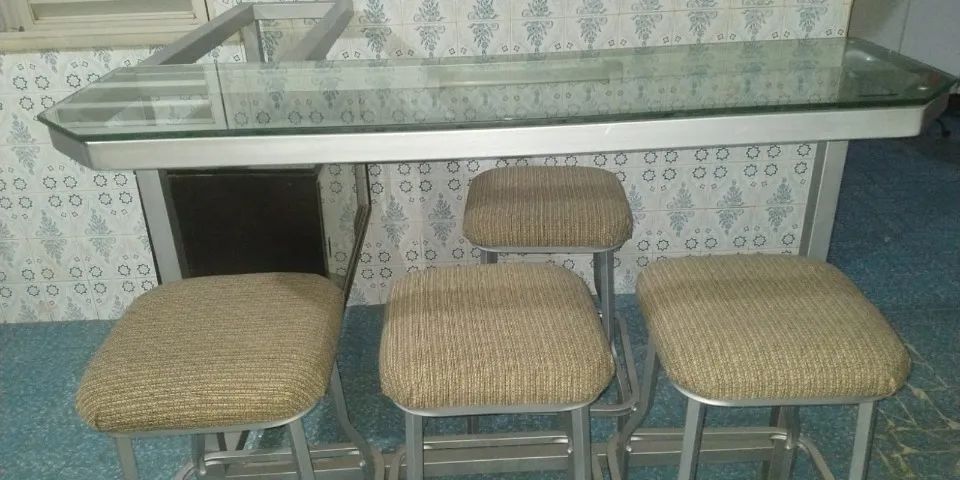 Balcão/Bar década de 80 com 4 bancos altos - em ótima conservação. - Foto 2