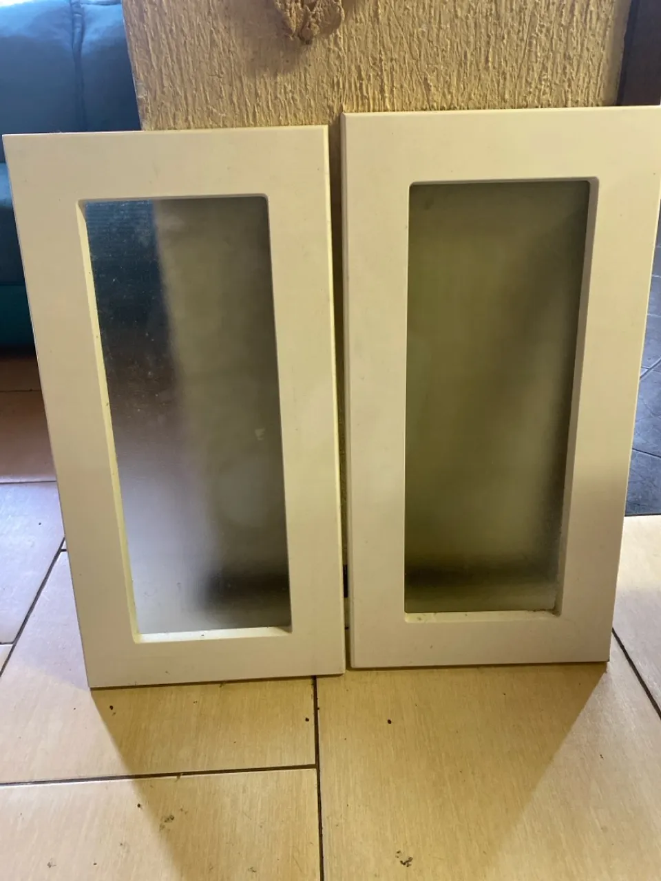 Portas de armário com moldura branca