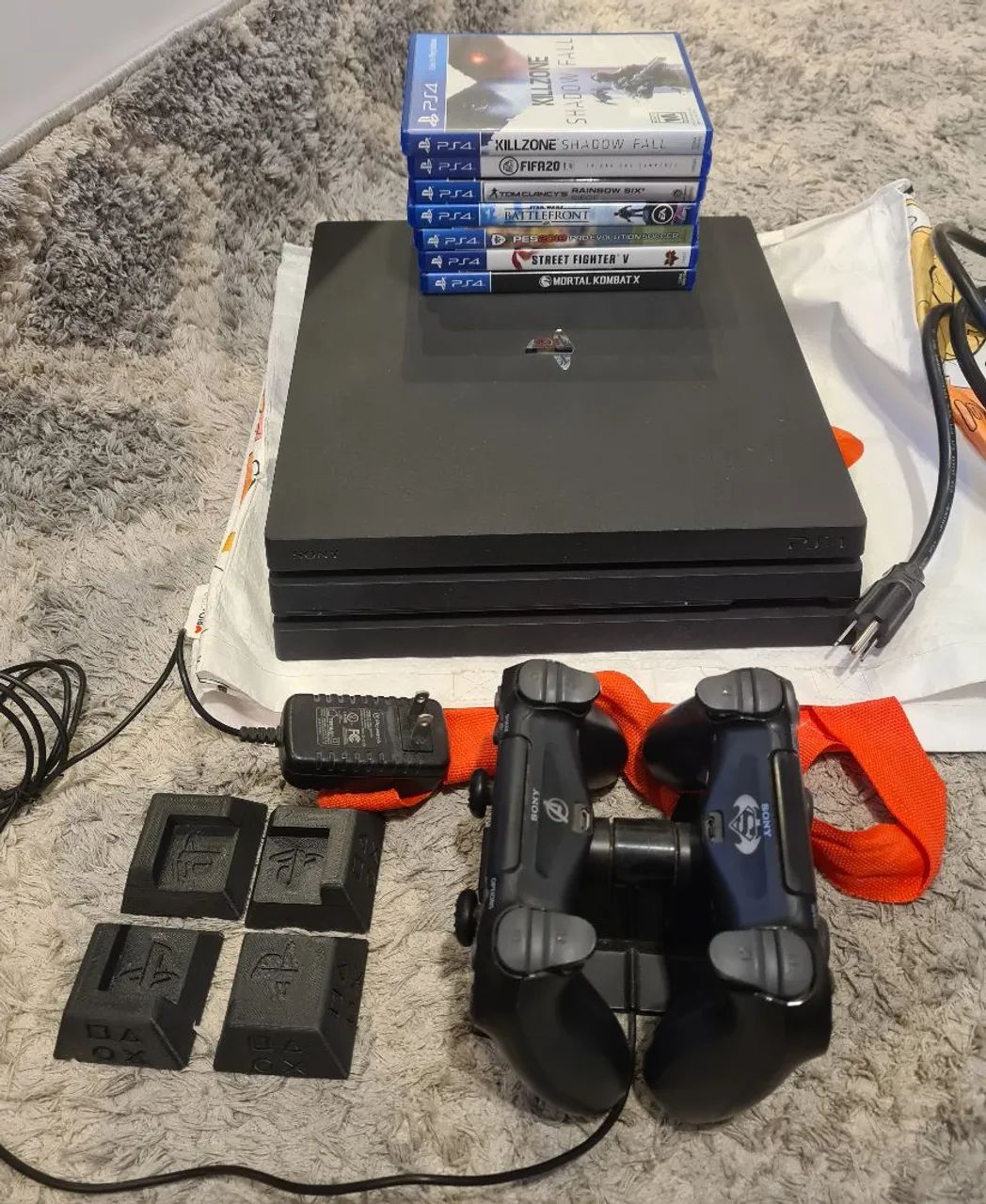 Playstation 4 com jogos e controles - Foto 3