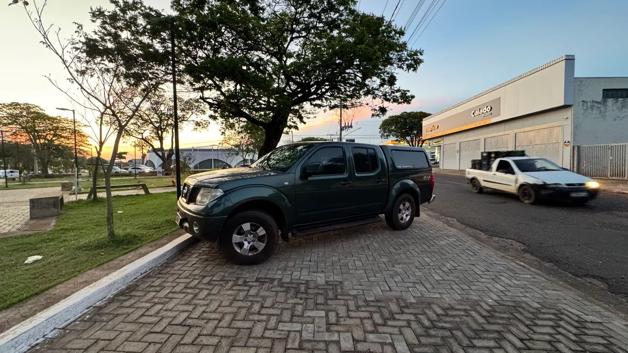 Nissan Frontier XE CD 4X4 2.5 TB Diesel 2013 - Foto 3