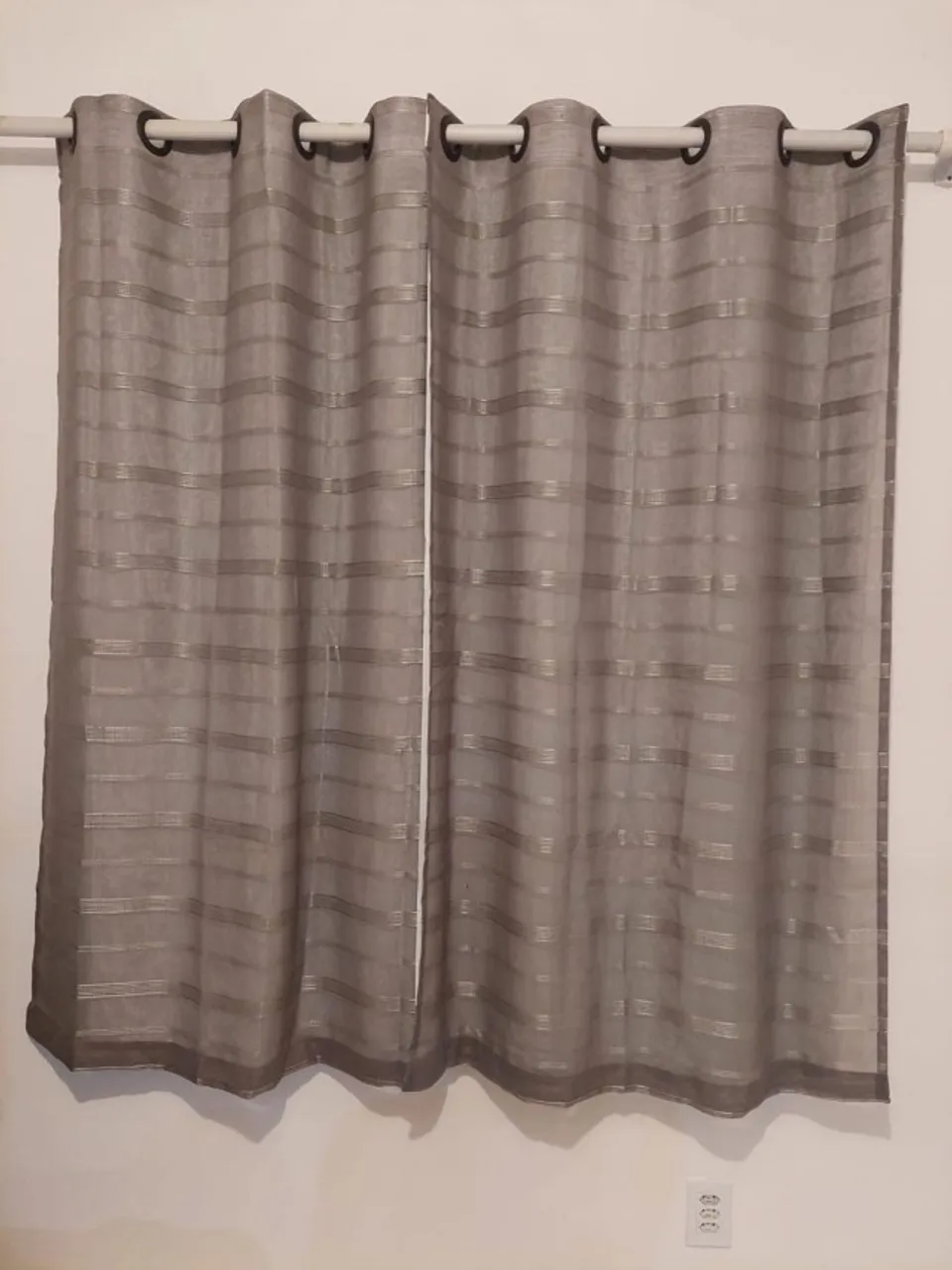 Vendo duas cortinas para janela com varão e ambas com blackout vendo separado também!