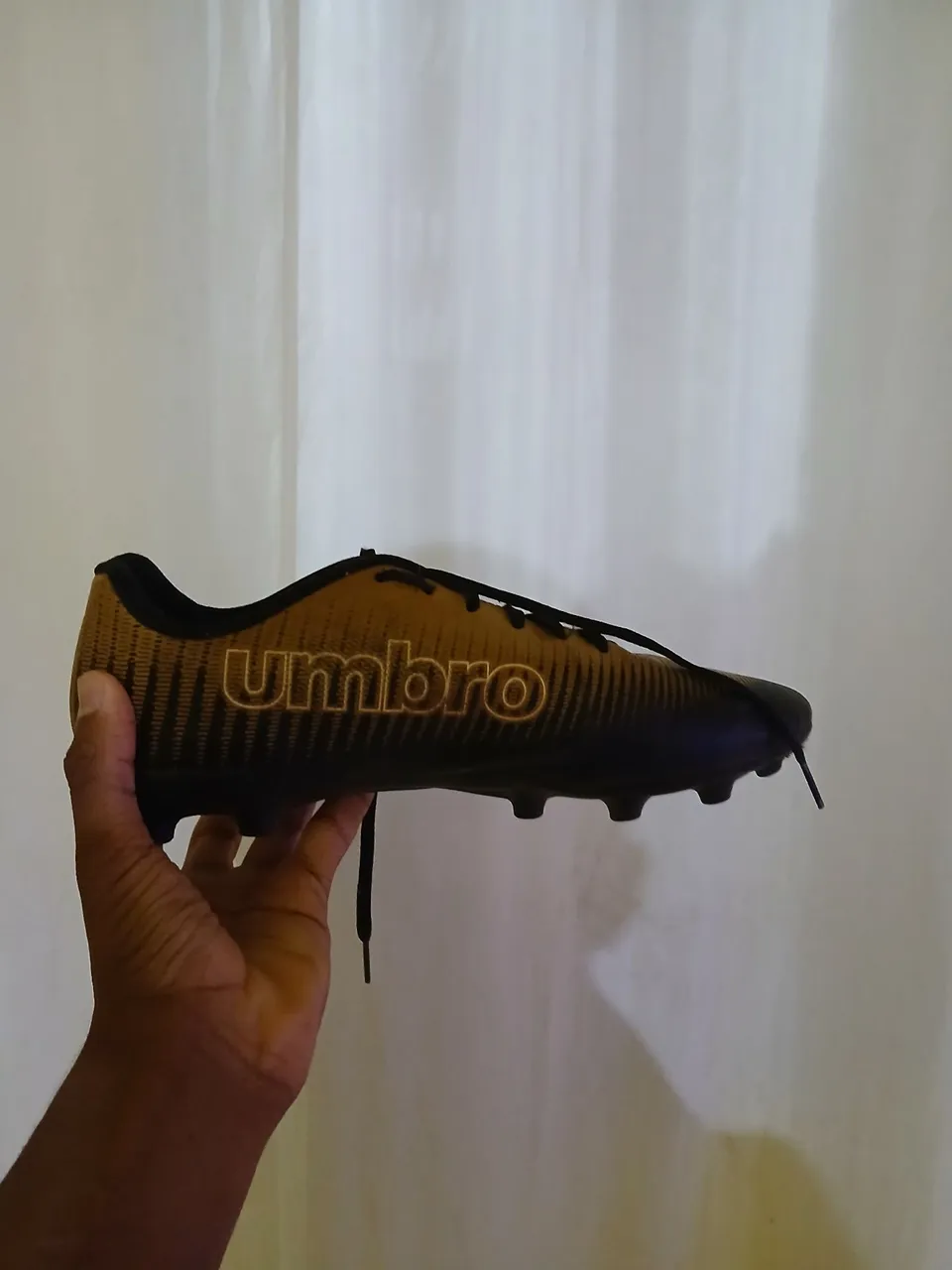 Chuteira de campo umbro raptor II