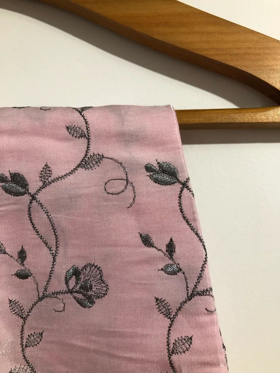 Calça feminina rosa  de seda com bordado prata. - Foto 2