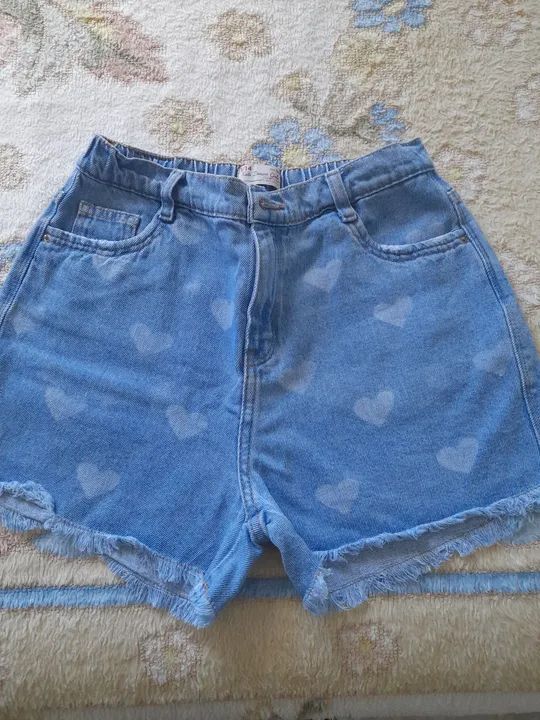 Short Jeans Infantil com Estampa de Corações