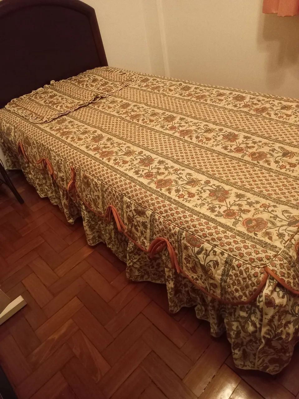 Cobre-leito de solteiro e porta travesseiro floral com babados - Foto 3