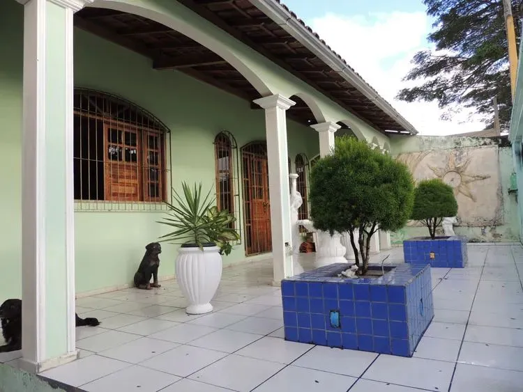 Vendo casa com 4 quartos sendo 3 suítes.