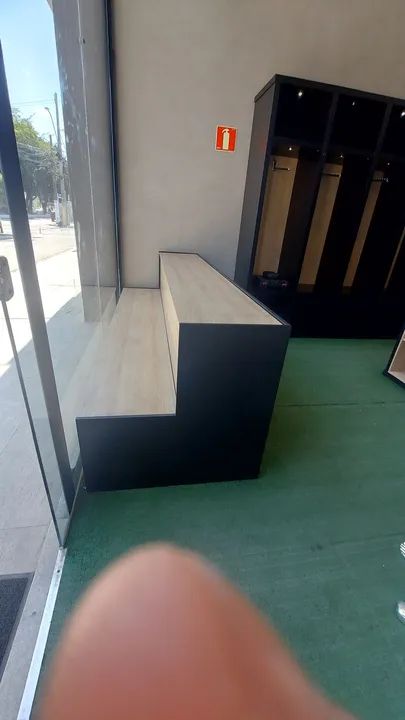 Expositor vitrine de madeira para loja e afins.