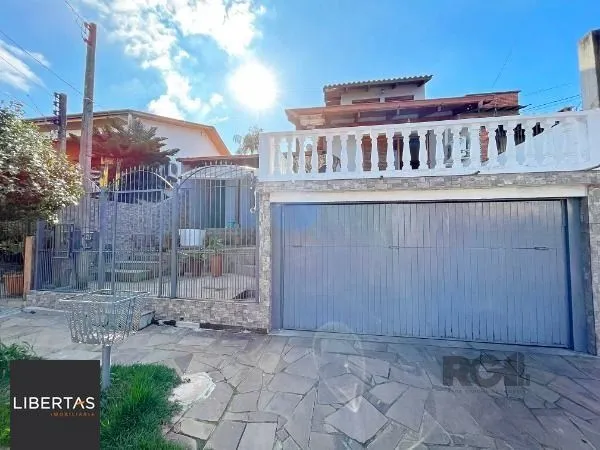 Sobrado em Porto Alegre, no bairro Vila Nova, com 3 dormitório(s), e 3 banheiros, à venda.