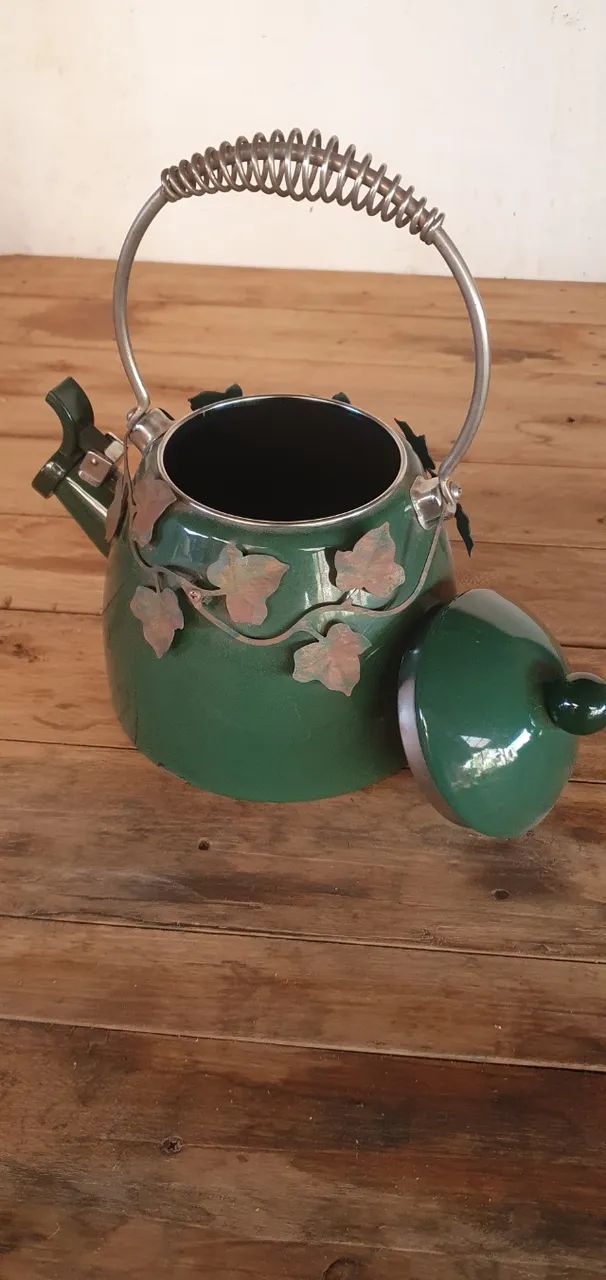 Chaleira esmaltada com apito, detalhes em ferro - Foto 5