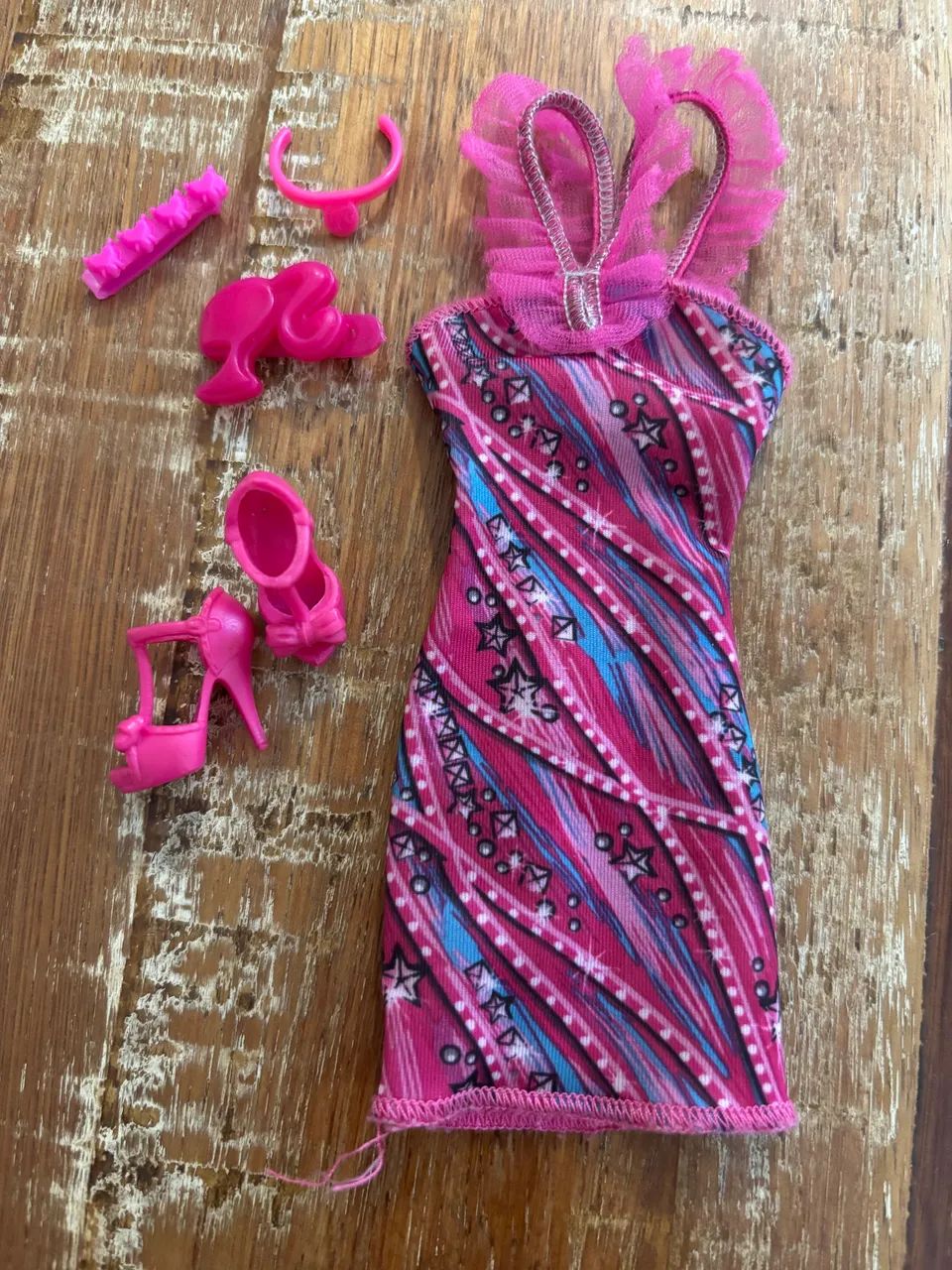 Roupa e acessórios da Barbie 
