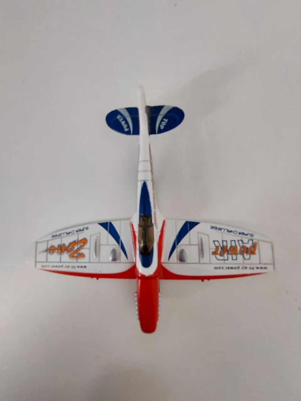 Miniatura de avião de ferro para colecionadores.