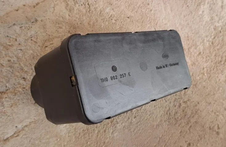 Módulo Bomba de Vácuo das Travas de Portas Hella Passat alemão 1995
