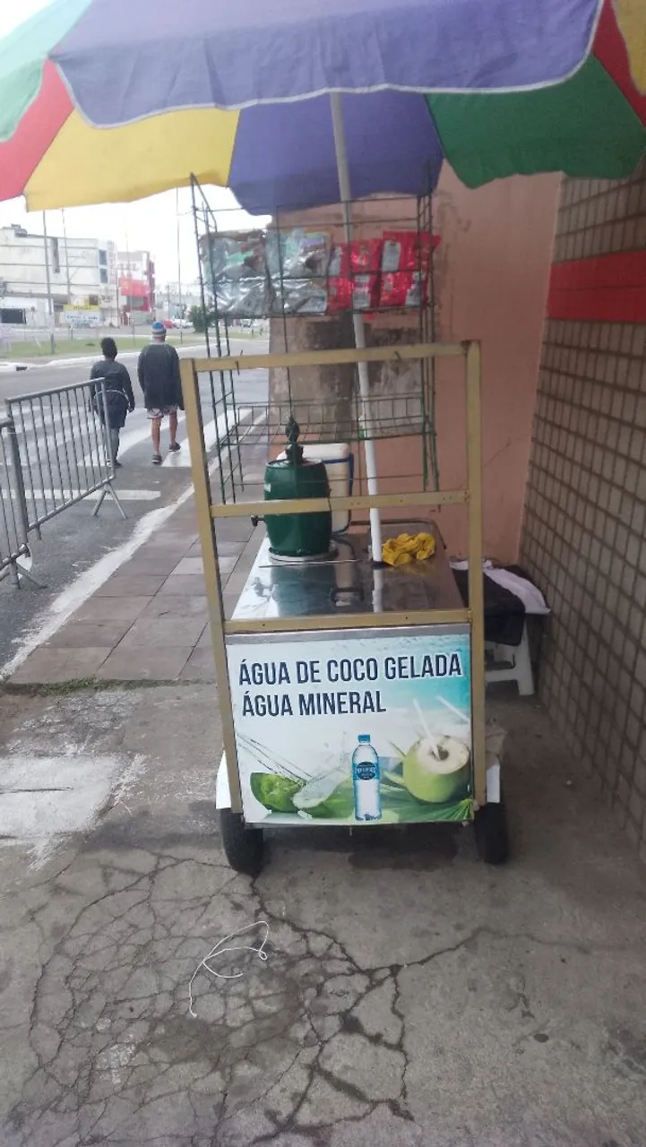Carrinho de água de coco bem conservado...