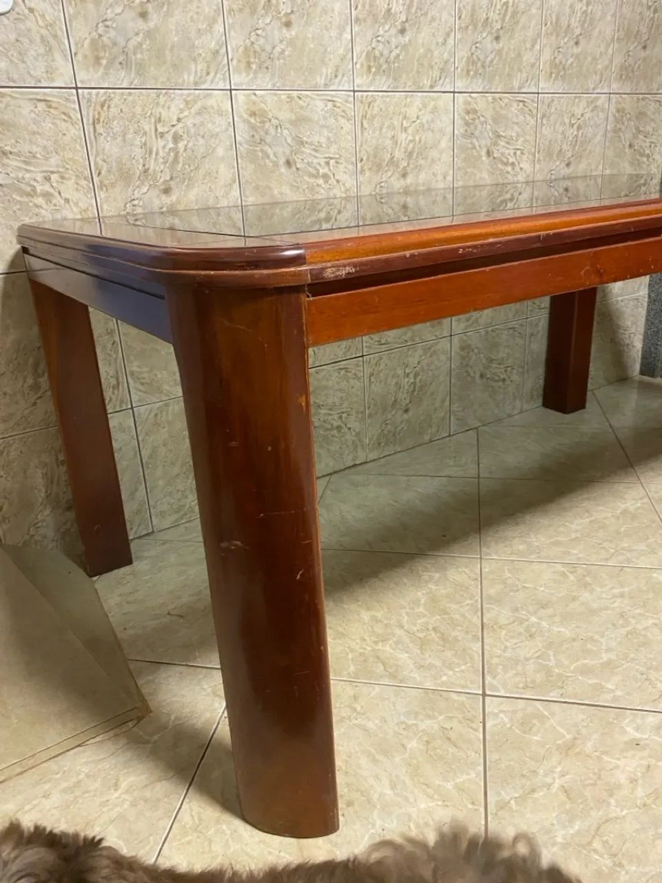 Mesa de madeira com tampa de vidro. - Foto 3
