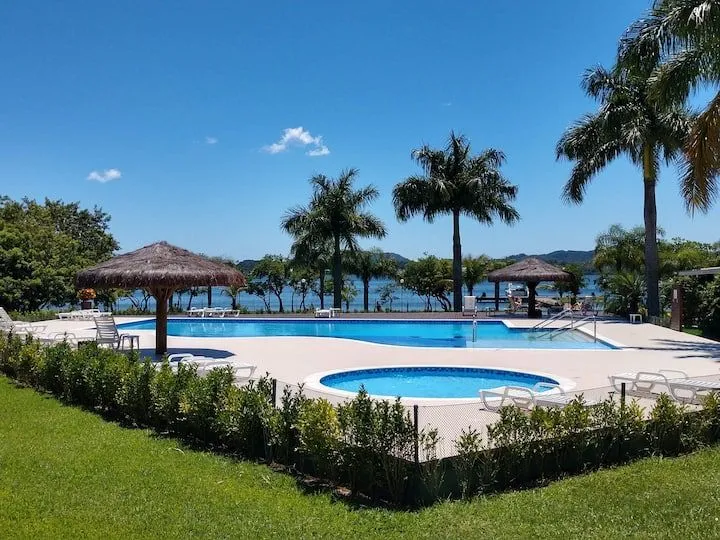Apartamento 1 quarto frente Lagoa da Conceição - Resort completo