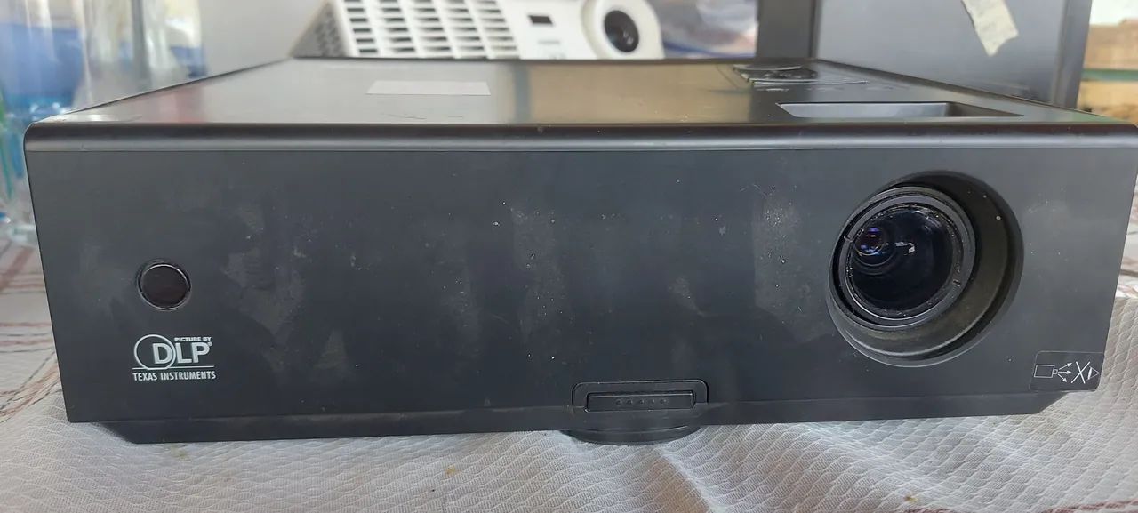 Estou liquidando Projetor Vivitek modelo d825ms