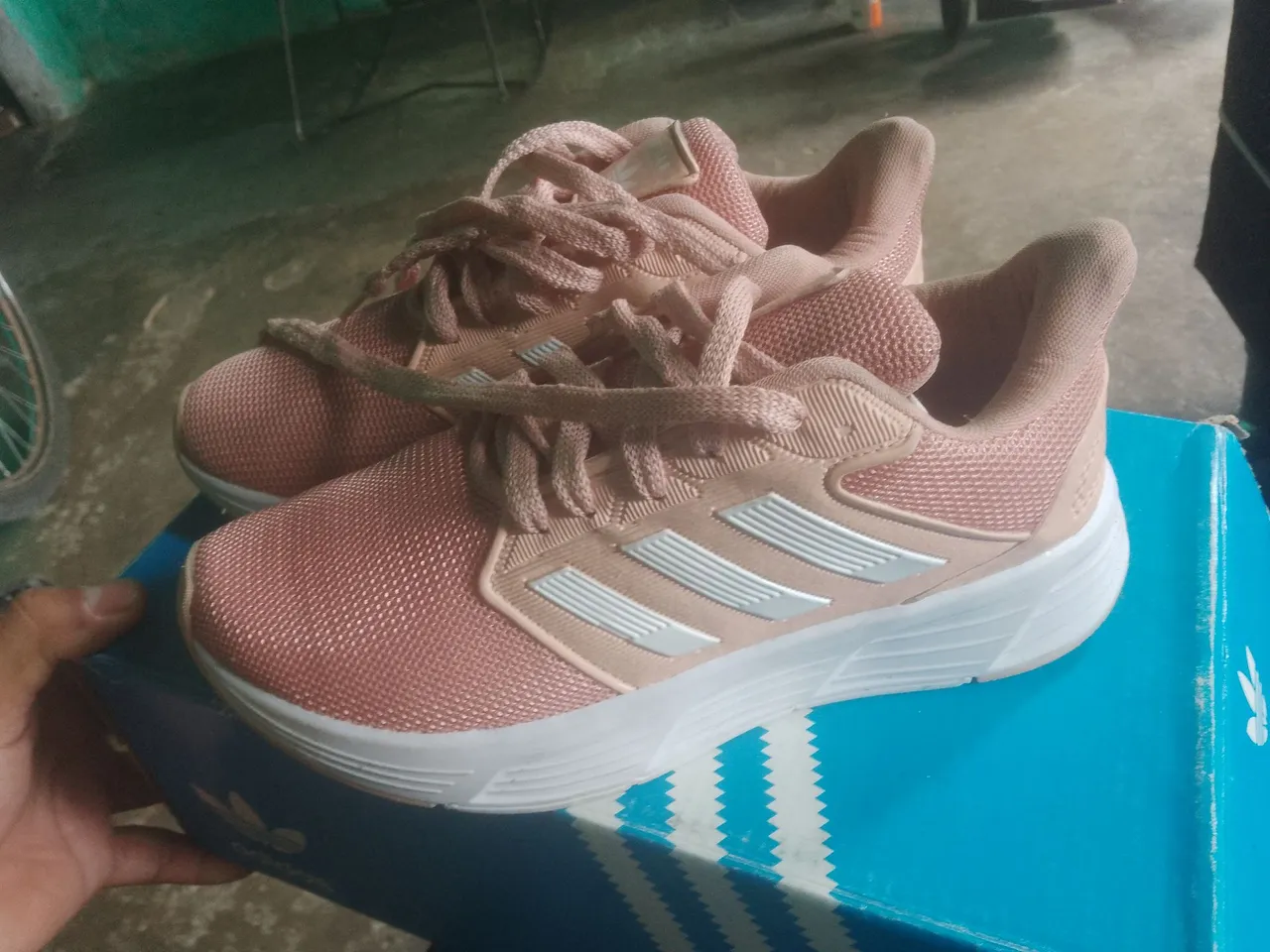 Tênis semi novo na caixa adidas